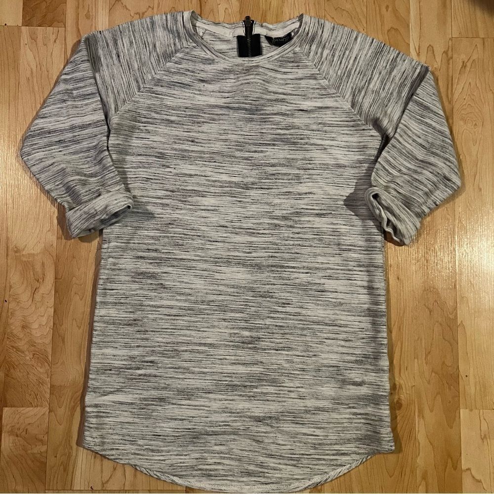 TopshopโTexturedโGreyโandย WhiteโHalfโSleeveโTopโWomenโsโ2โSmall